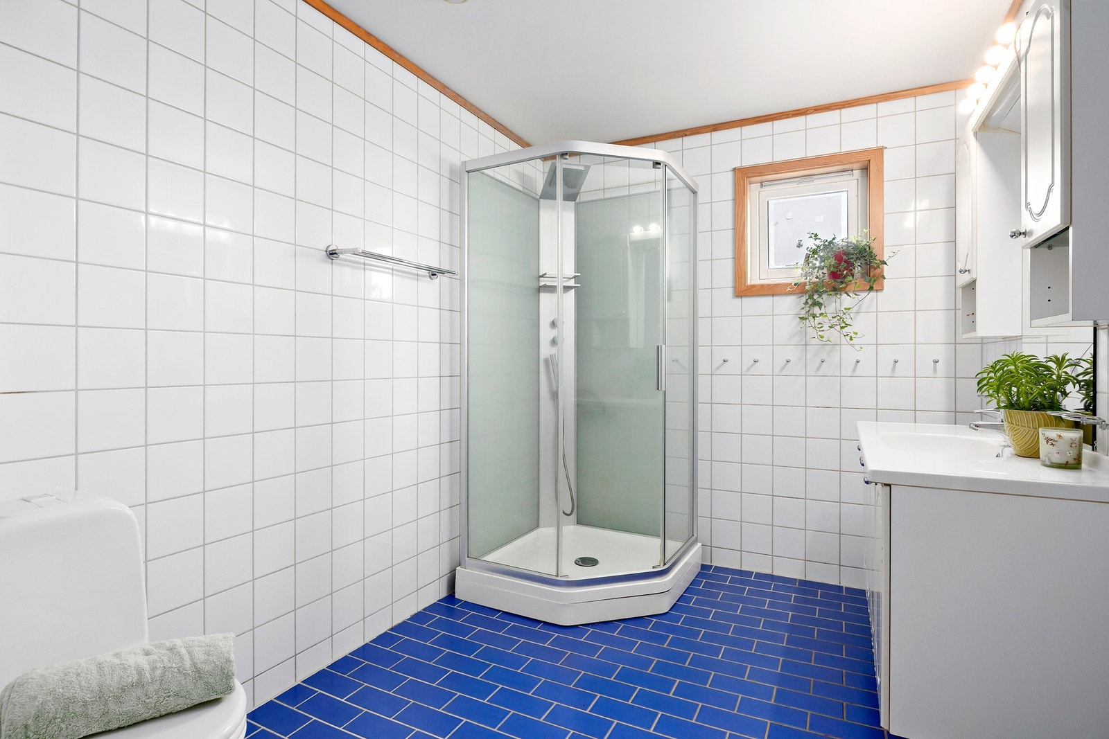 Badet er fra byggeåret og har flislagt gulv med gulvvarme. Galleribilde