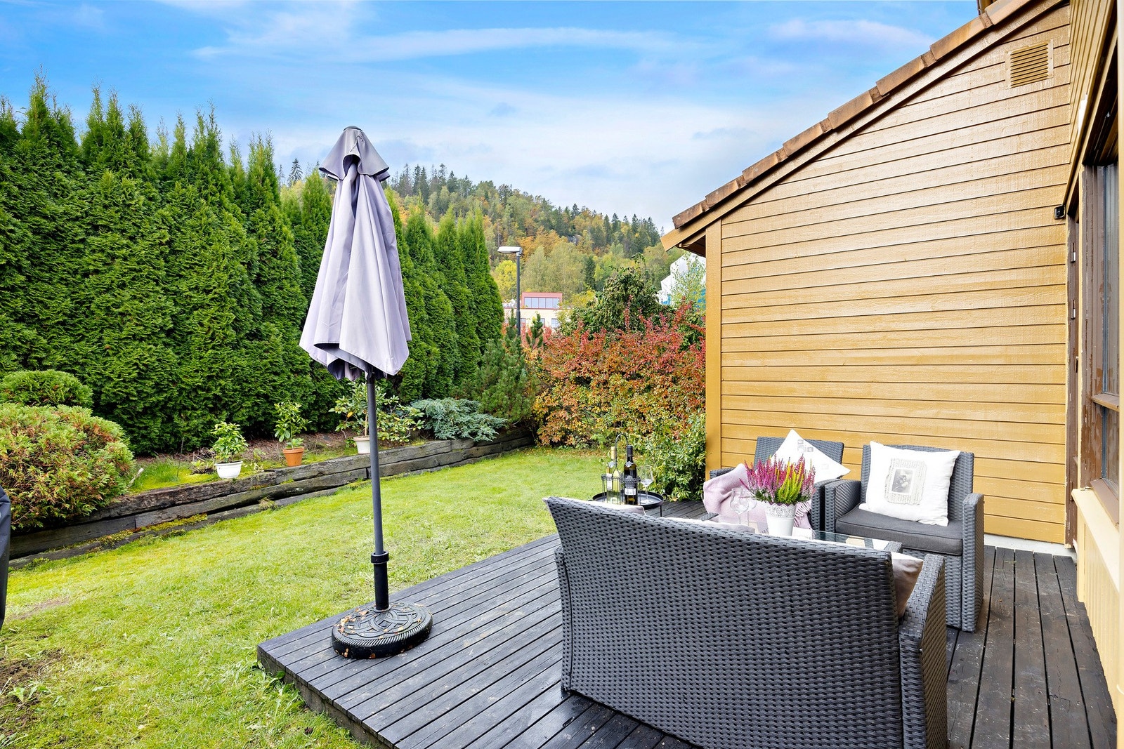 Plattingen og uteområdet er sørvestvendt og har svært gode solforhold. Galleribilde