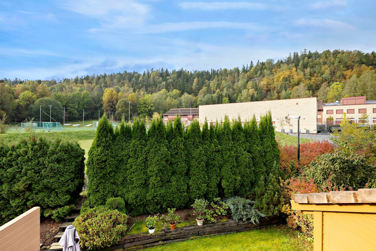 For den aktive finnes Hauger idrettspark, ridesentre, golfbane, skøytebaner, fotballbaner og treningssentre i nærheten. Galleribilde