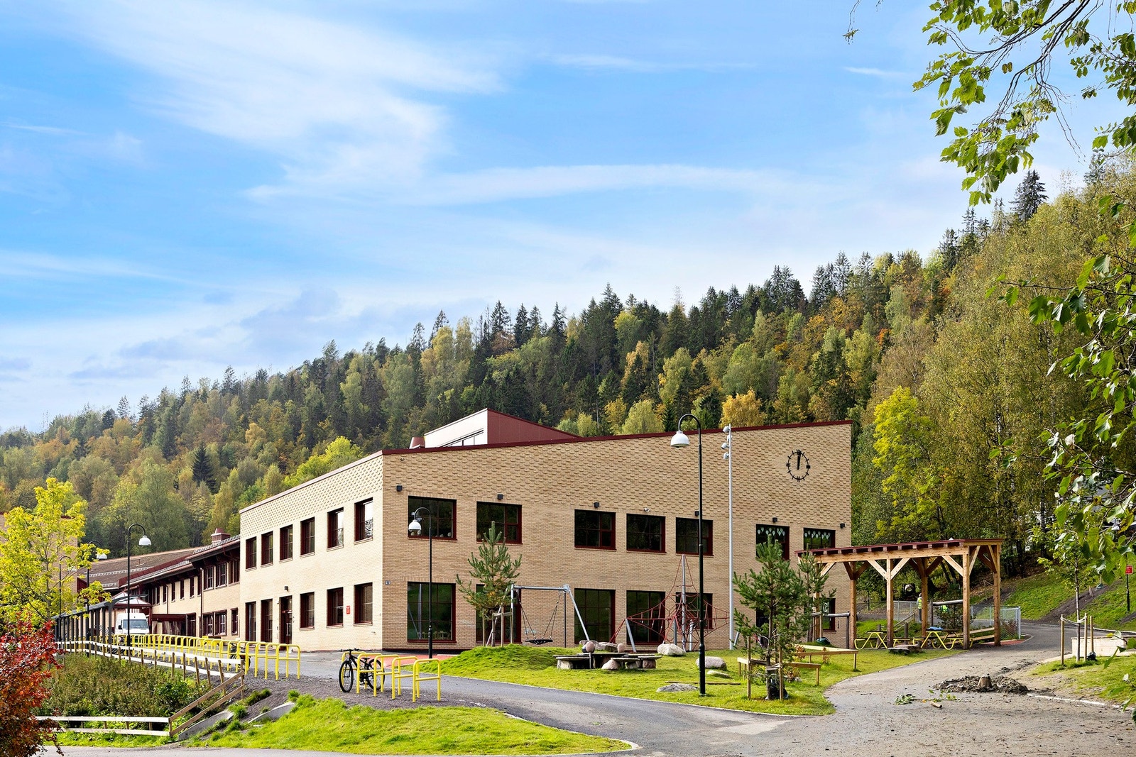 Boligen sogner til Emma Hjorth barneskole og Vøyenenga ungdomsskole, begge i kort avstand. Galleribilde