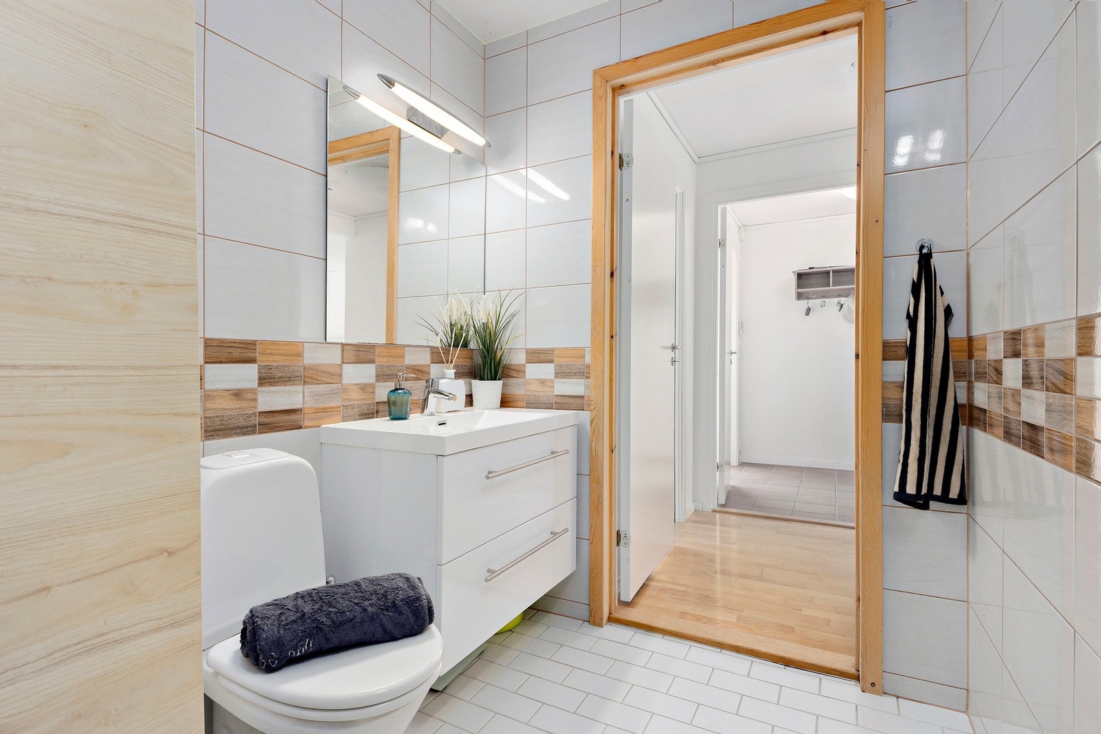 Bad/vaskerommet er fra byggeår, men ble oppgradert i 2020 med nye fliser på veggene. Galleribilde