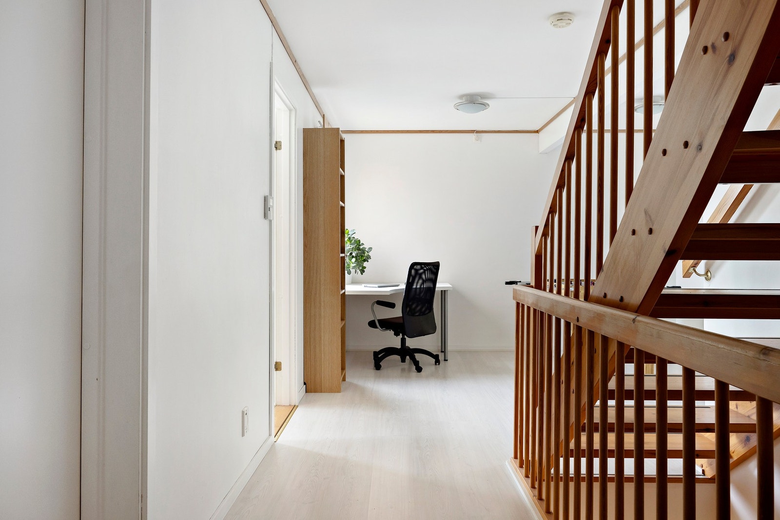 I andre etasje finner man tre soverom med gode innredningsmuligheter, samt ett bad. Galleribilde