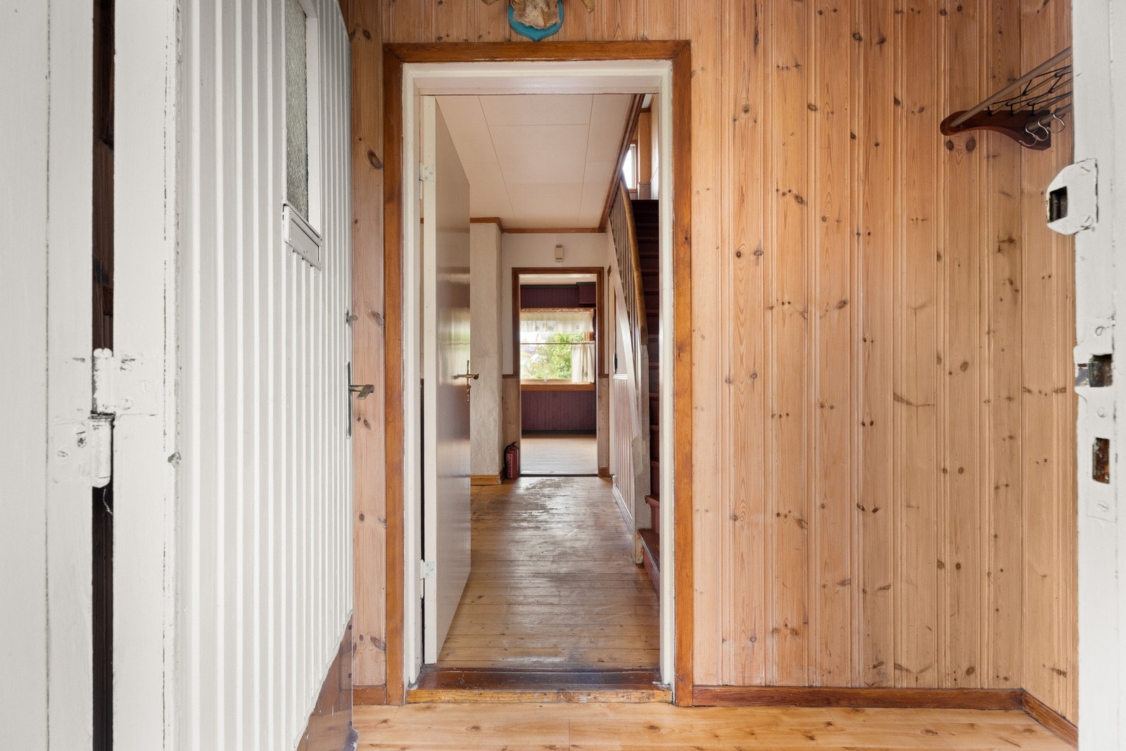 Inngangsparti med panel på vegger og belegg på gulvet Galleribilde