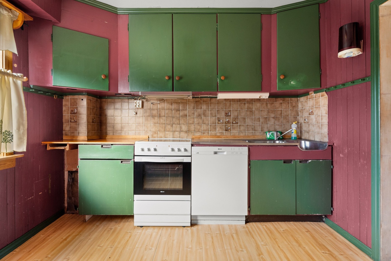 Kjøkkeninnredning med slette fronter og benkeplate av tre Galleribilde