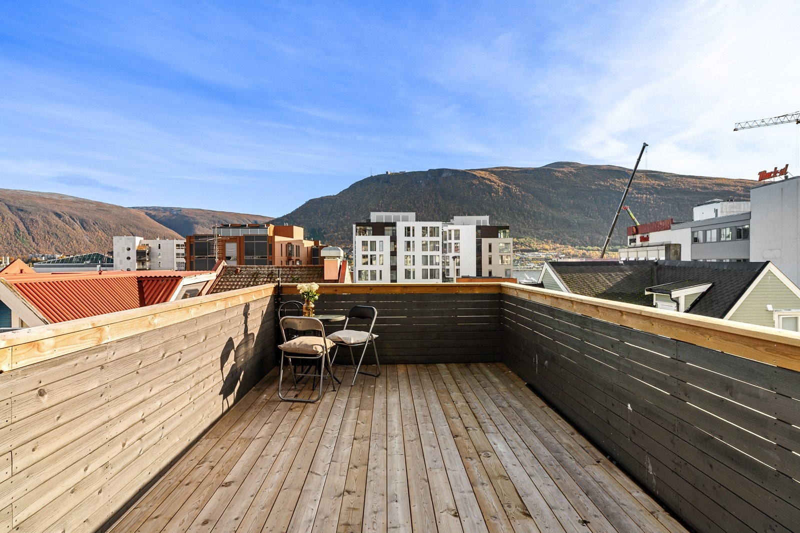 Felles takterrasse med svært gode solforhold og nydelig utsikt!