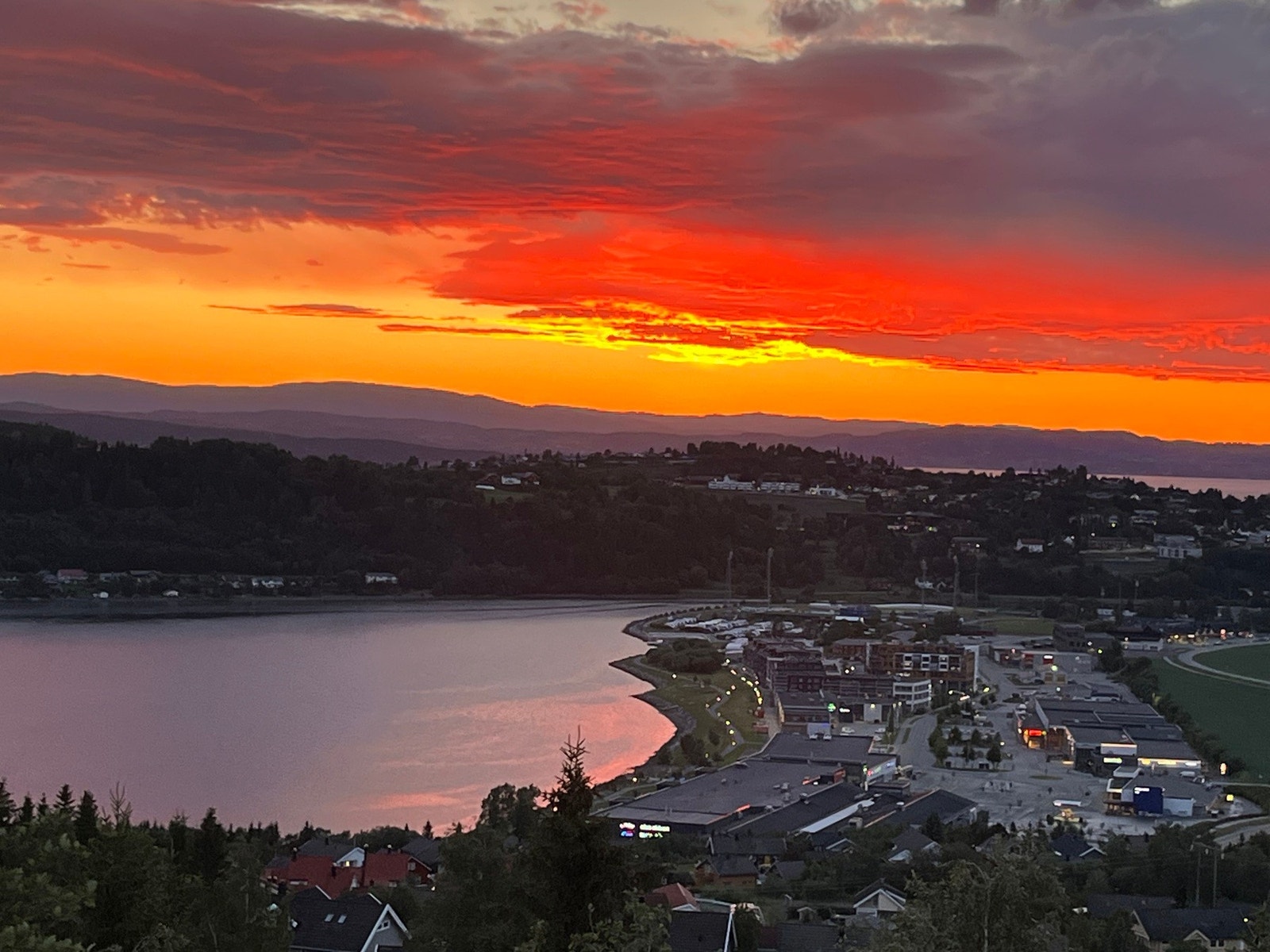 Kveldsfoto tatt av selger Galleribilde