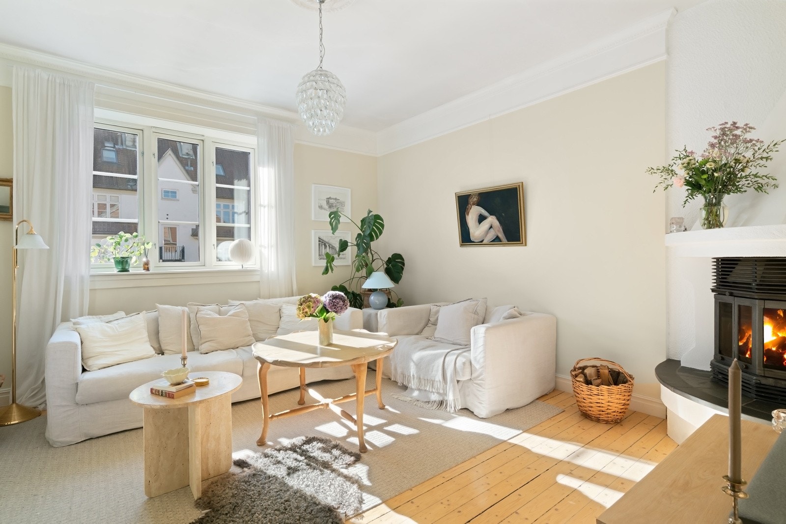 Luftig og stor stue med god plass til stor sofagruppe, stort spisebord, samt flere møbleringsmuligheter Galleribilde