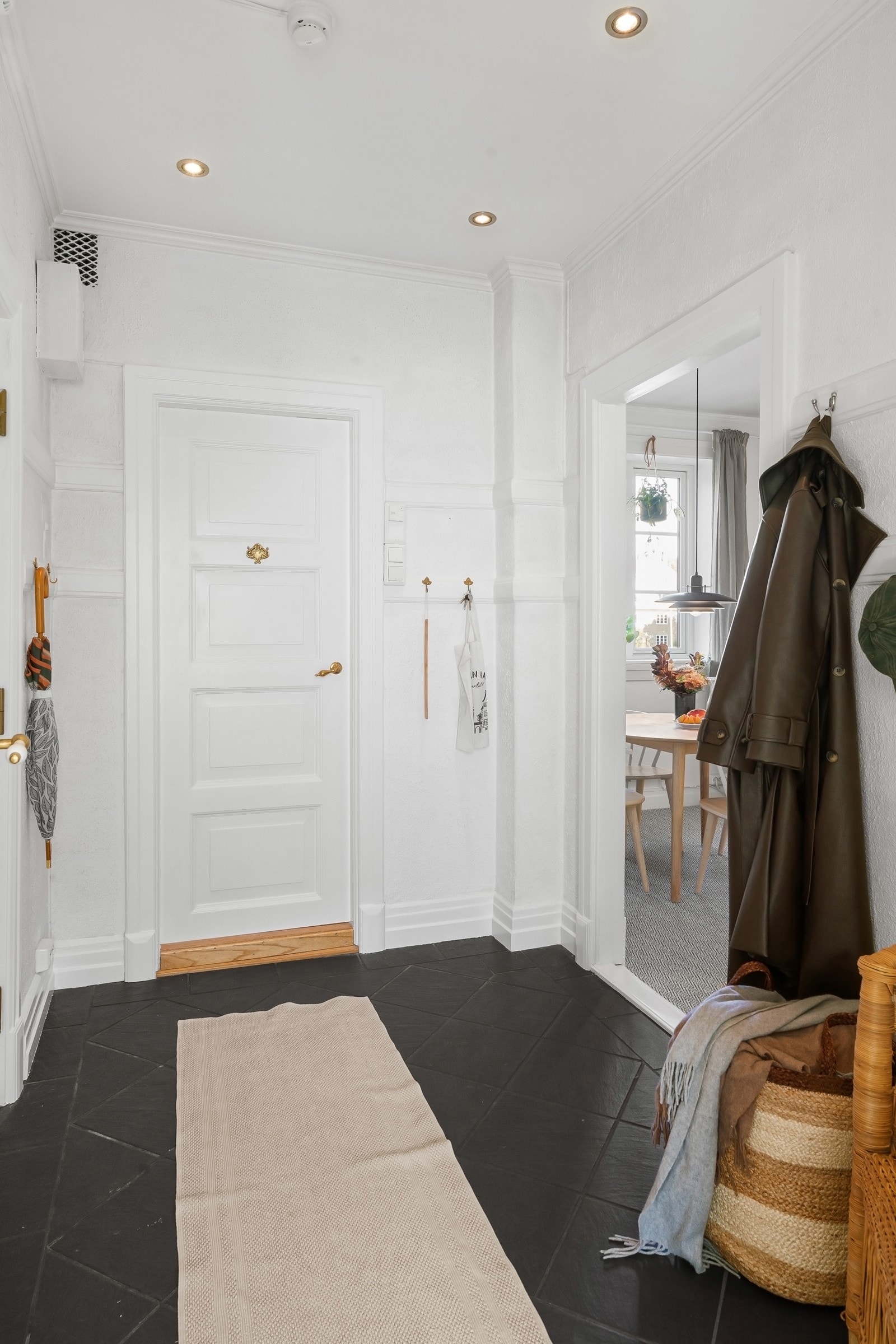 Hyggelig inngangsparti med direkte tilgang til alle leilighetens rom Galleribilde
