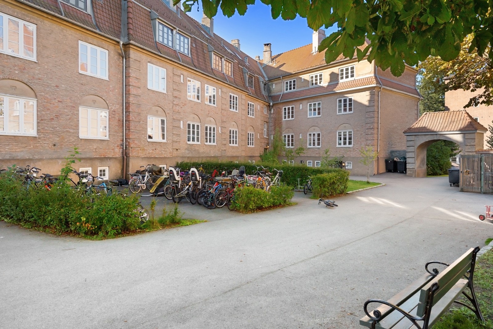 Sykkelparkering i rolig bakgård Galleribilde