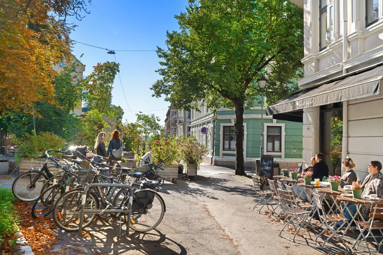 Nærområdet byr på koselig kafeer, grønne parker og bredt utvalg av butikker Galleribilde