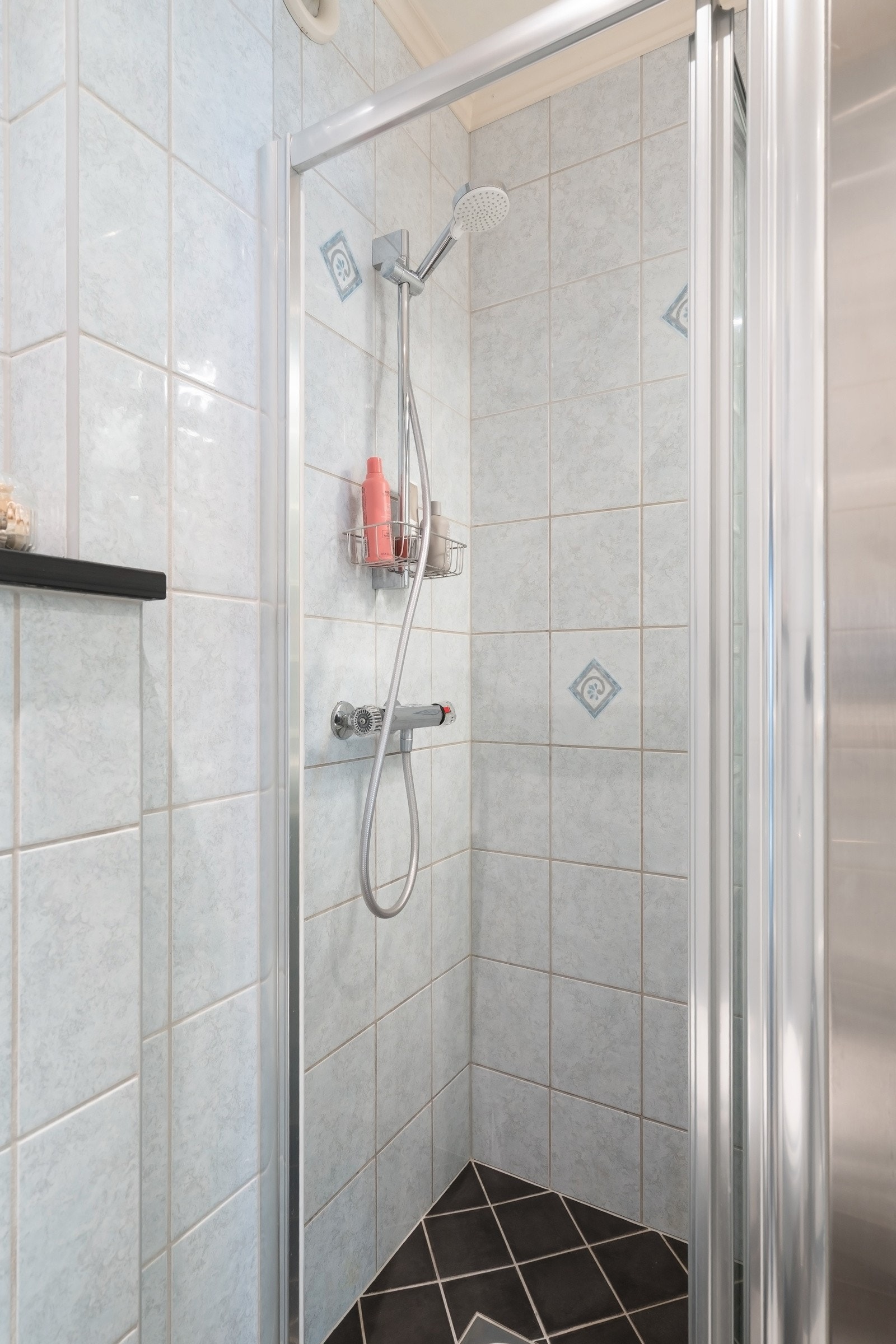 Badet innehar dusjhjørne med skyvedører, vegghengt wc, servant og varmekabler. Galleribilde