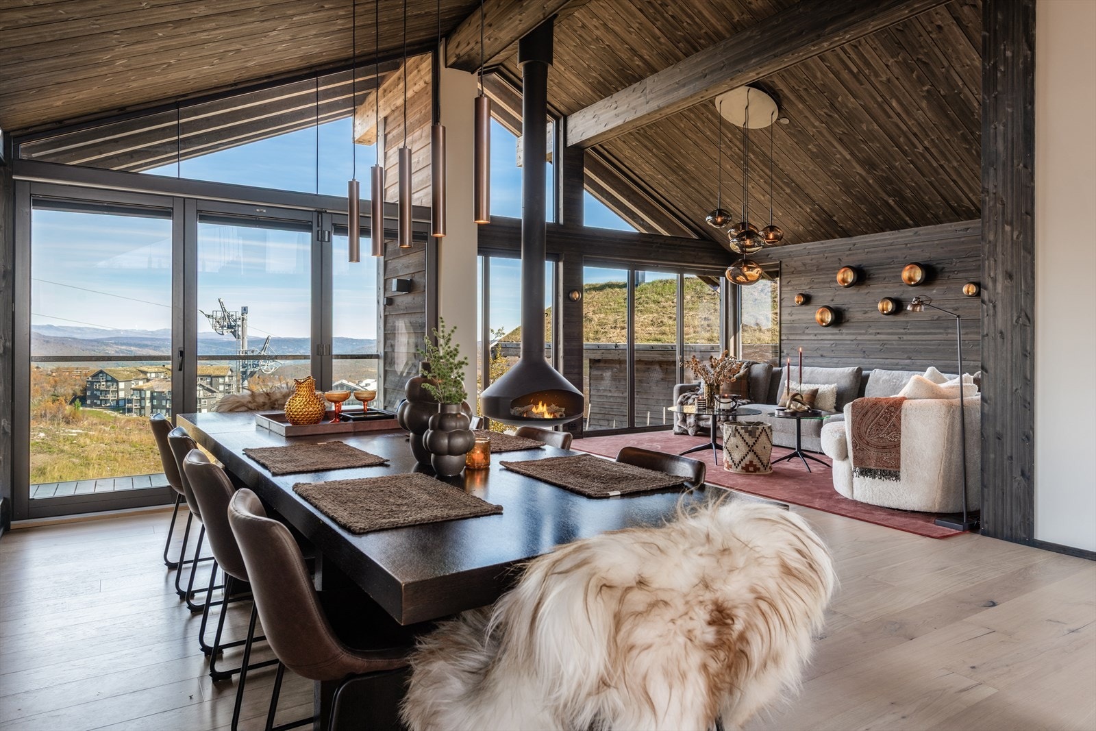 Gulvene er av parkett, veggene og taket er av mørkt trepanel. Galleribilde