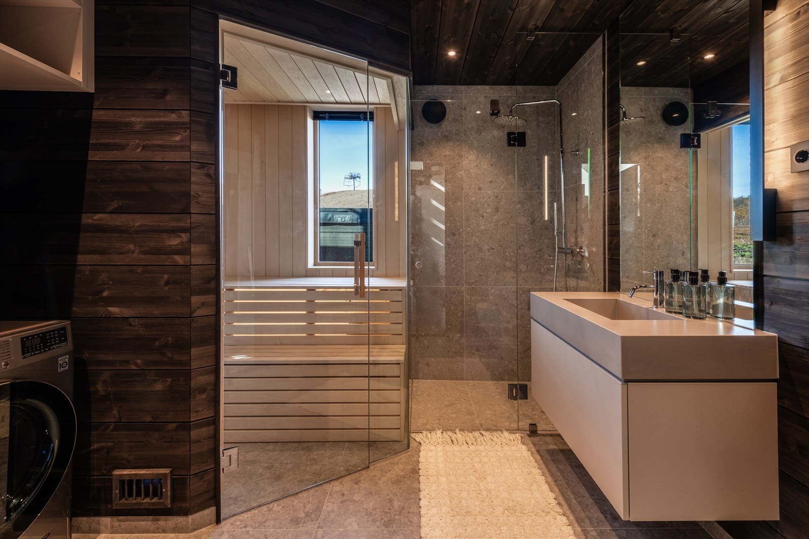 I hovedbadet finner du en elegant badstue med plassbygget badstubenker og glassdør som gir en følelse av privat spa, ideelt etter en dag på fjellet. Galleribilde