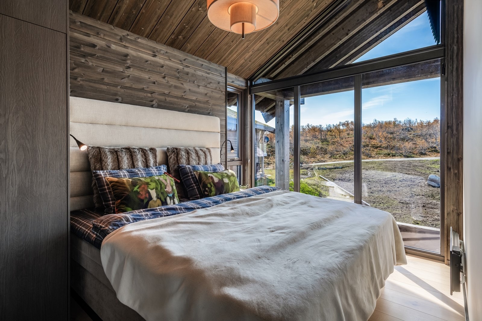 Hovedsoverommet har plass til dobbeltseng, nattbord og har integrert garderobeskap i stil med hytten. Galleribilde