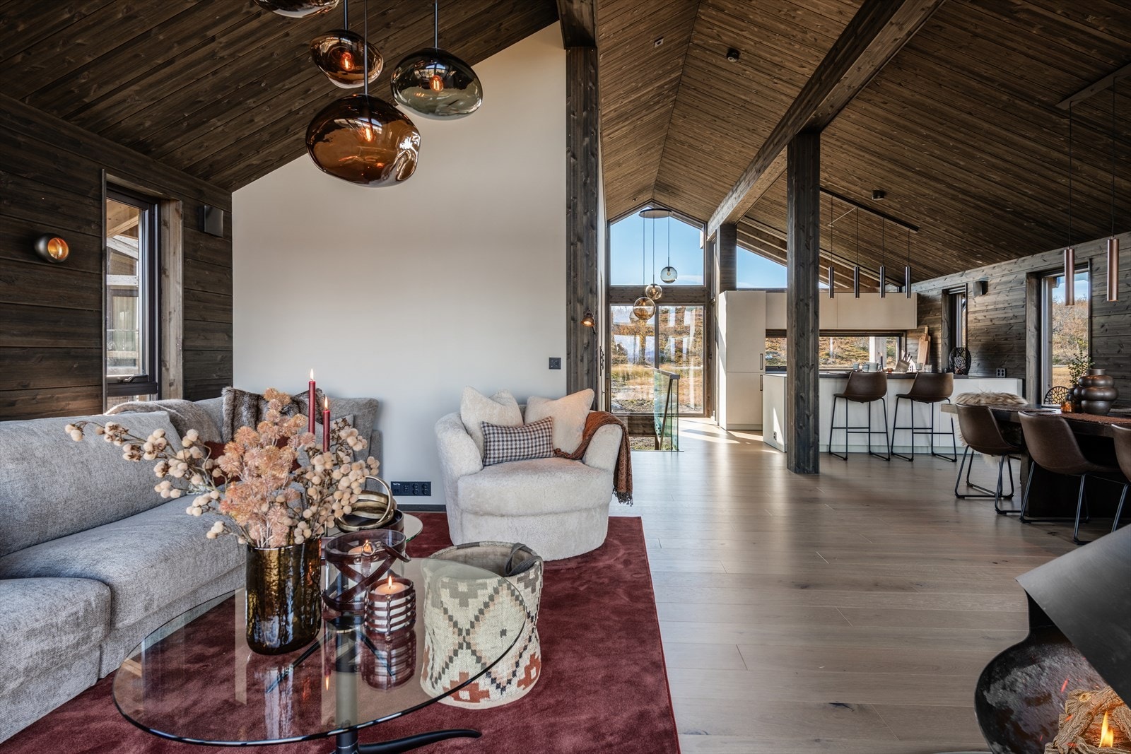 Stue og kjøkken flyter sømløst sammen og rommets størrelse gjør det enkelt å innrede i flere "soner". Galleribilde