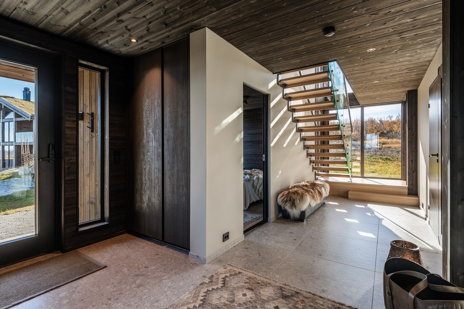 En "flytende" trapp fører deg videre ned til 1.etasje. Galleribilde