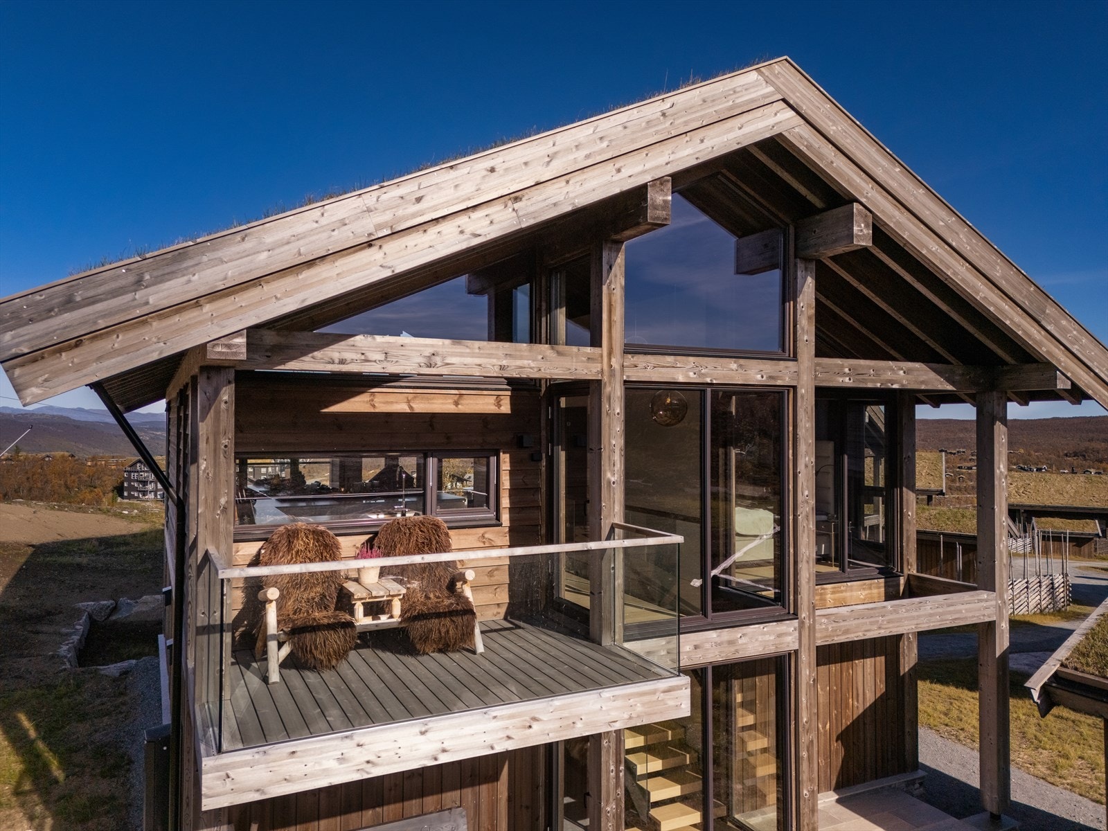 De to balkongene finner du på hver sin ende av hytten for optimale solforhold, ved kjøkkenet og spisestuen, disse kan innredes med sittegruppe og annen ønsket innredning. Galleribilde