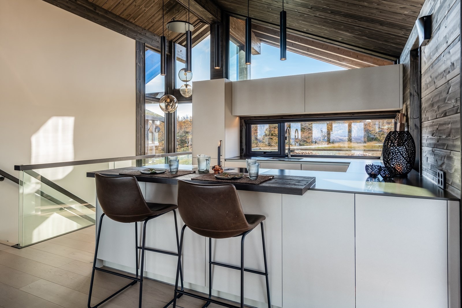 Det er kjøl/fryseskap, oppvaskmaskin, induksjonstopp, stekeovn, vannstoppsystem og komfyrvakt. Det er kjøkkenventilator bygget inn i platetopp med kullfilter. Galleribilde