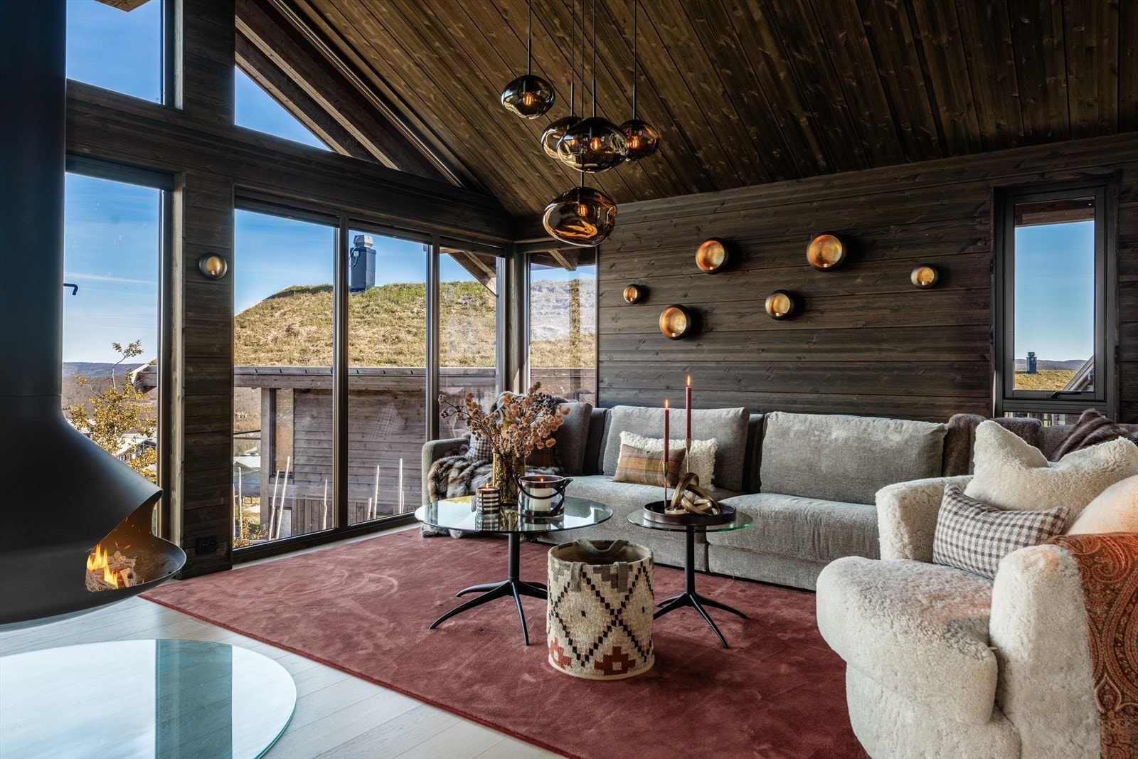 Fritidsboligen er nyoppført i 2023 og holder en meget høy standard med fokus på smarte løsninger, god takhøyde, gjennomtenkte detaljer og løsninger. Galleribilde