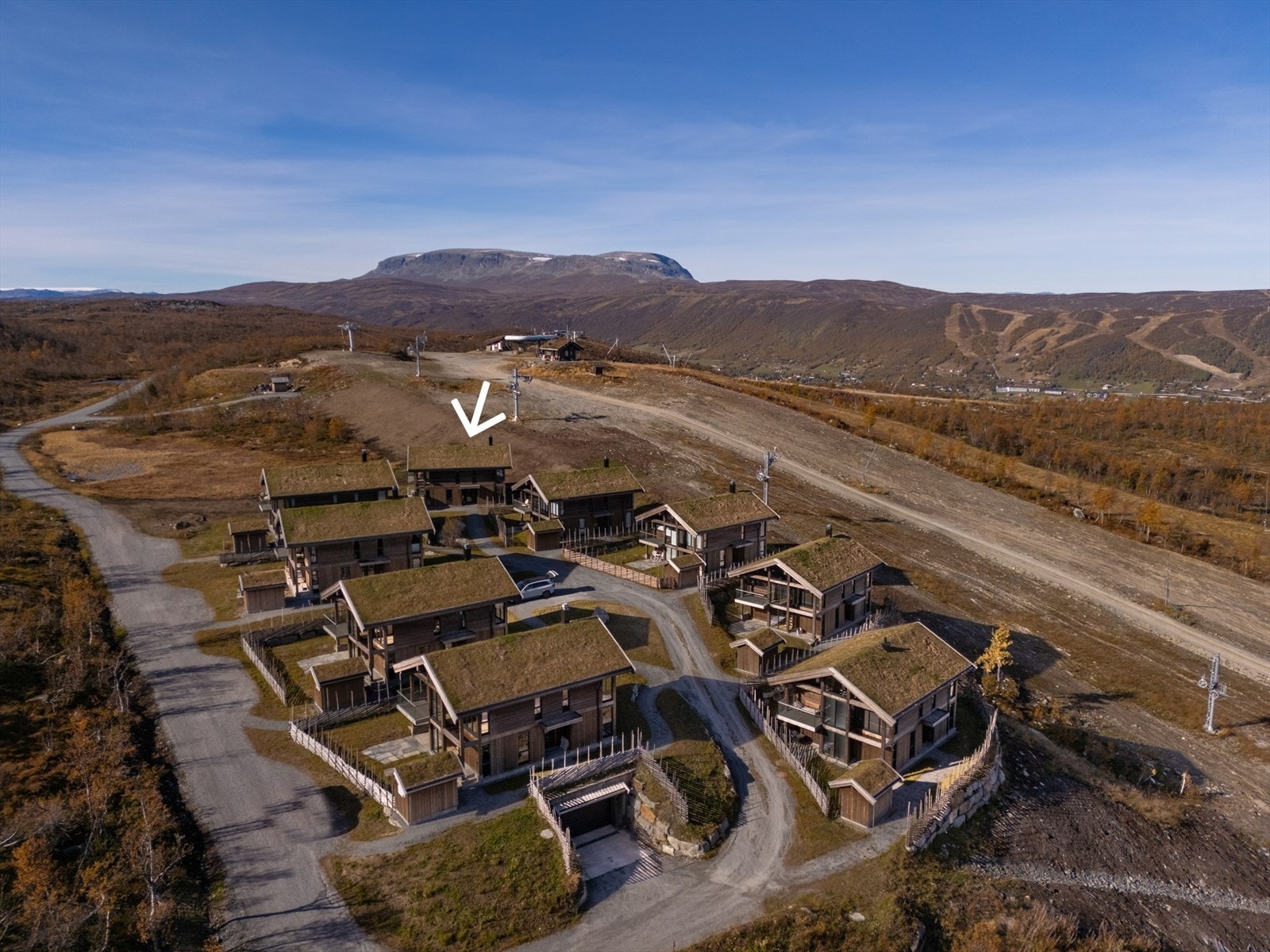En helt fantastisk chalet med unik beliggenhet i enden av hyttefeltet, på den solrike og sørlige høyden på Geilo, Kikut. Galleribilde