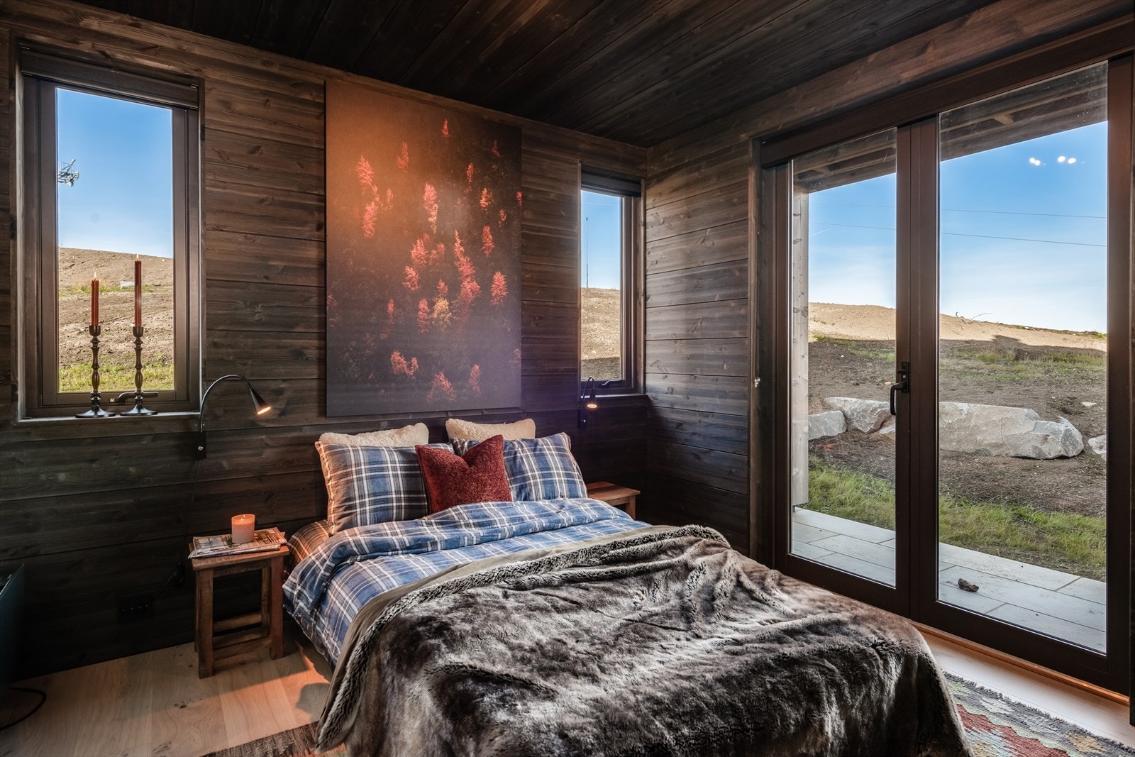 To romslige soverom i første etasje med plass til dobbeltseng, nattbord og annen ønsket innredning. Galleribilde