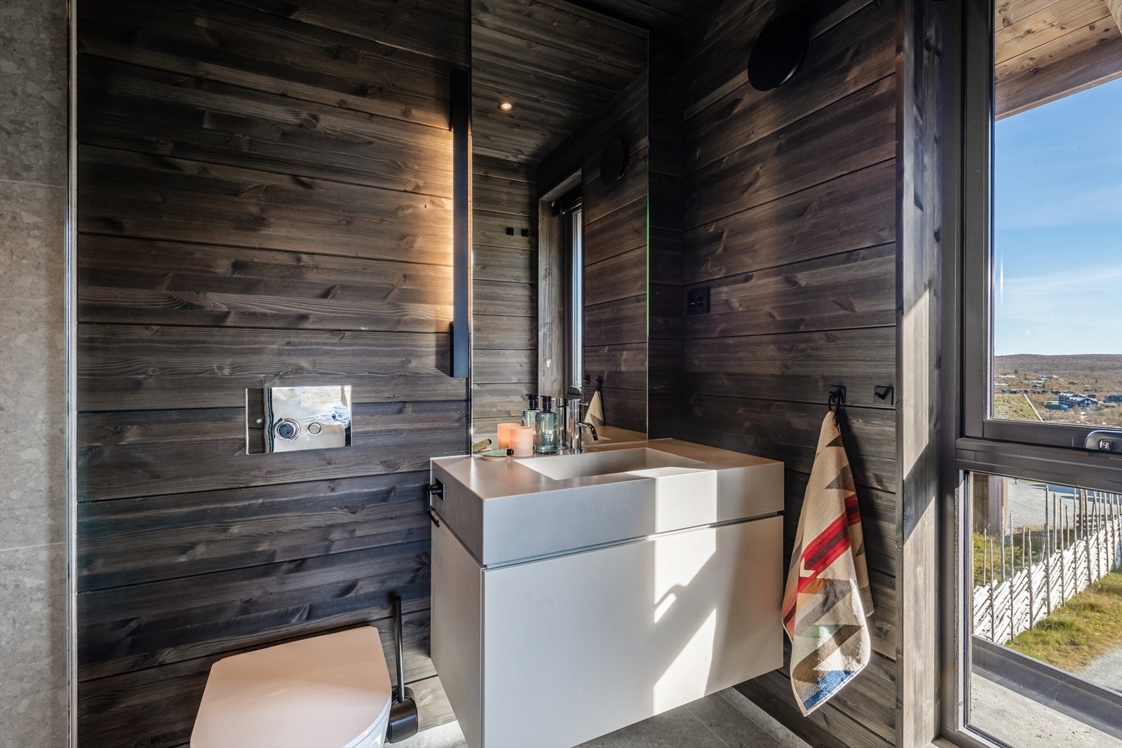 Hovedsoverommet har direkte tilgang til bad med varmekabler, dusjsone med regnfalldusj, vegghengt toalett og servant med underskap og speil. Galleribilde