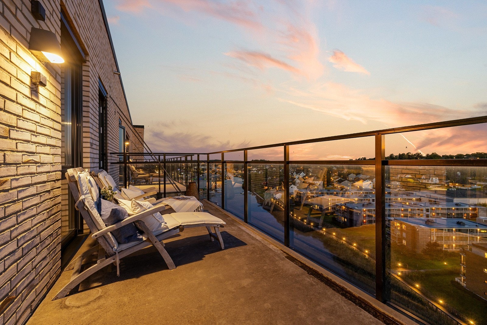 Når solen har gått ned blir lysene fra elvepromenaden og bebyggelsen omkring et pent skue å hvile blikket på. Galleribilde