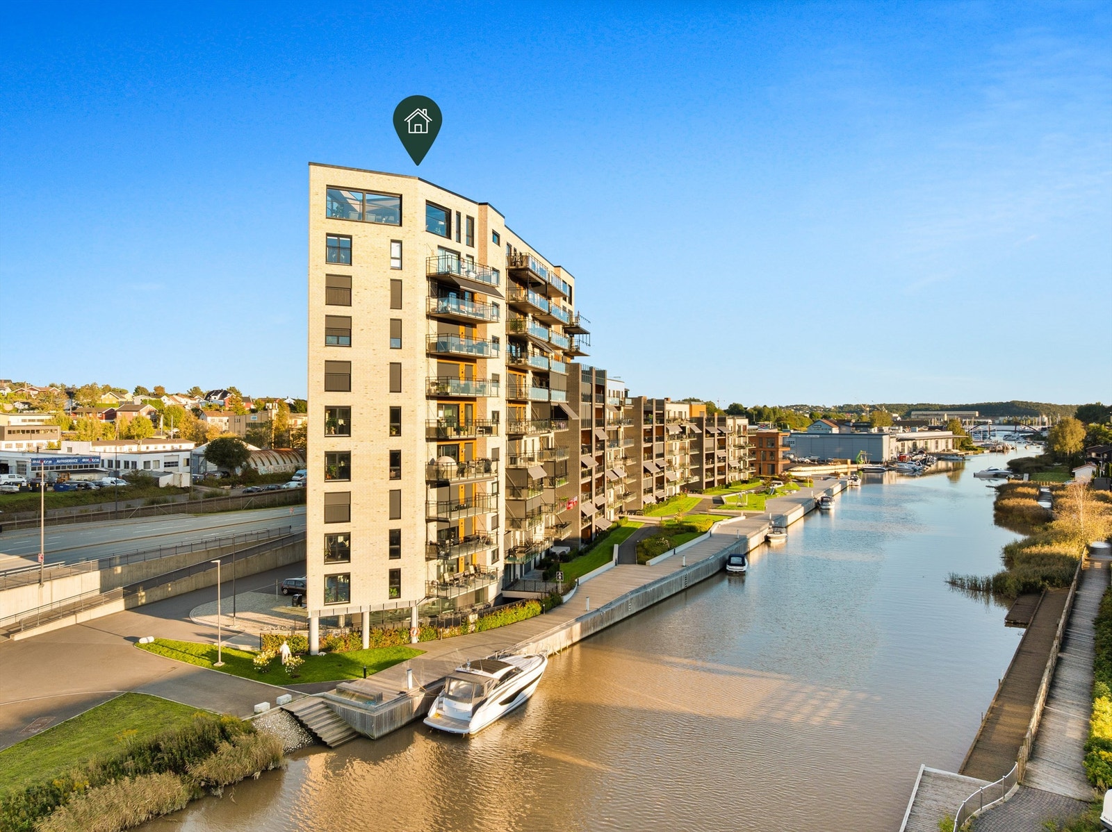 Langs kaien rett nedenfor medfølger 15 m. longside båtplass. Leiligheten disponerer også 3 plasser i garasjeanlegget, rett ved heisen. Galleribilde