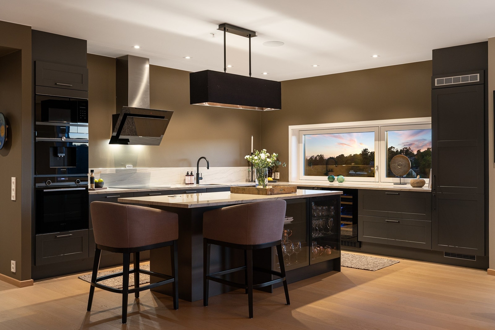 Kjøkkenets elegante innredning er fra kvalitetsprodusenten Sigdal, velutrustet og bruksvennlig. Galleribilde