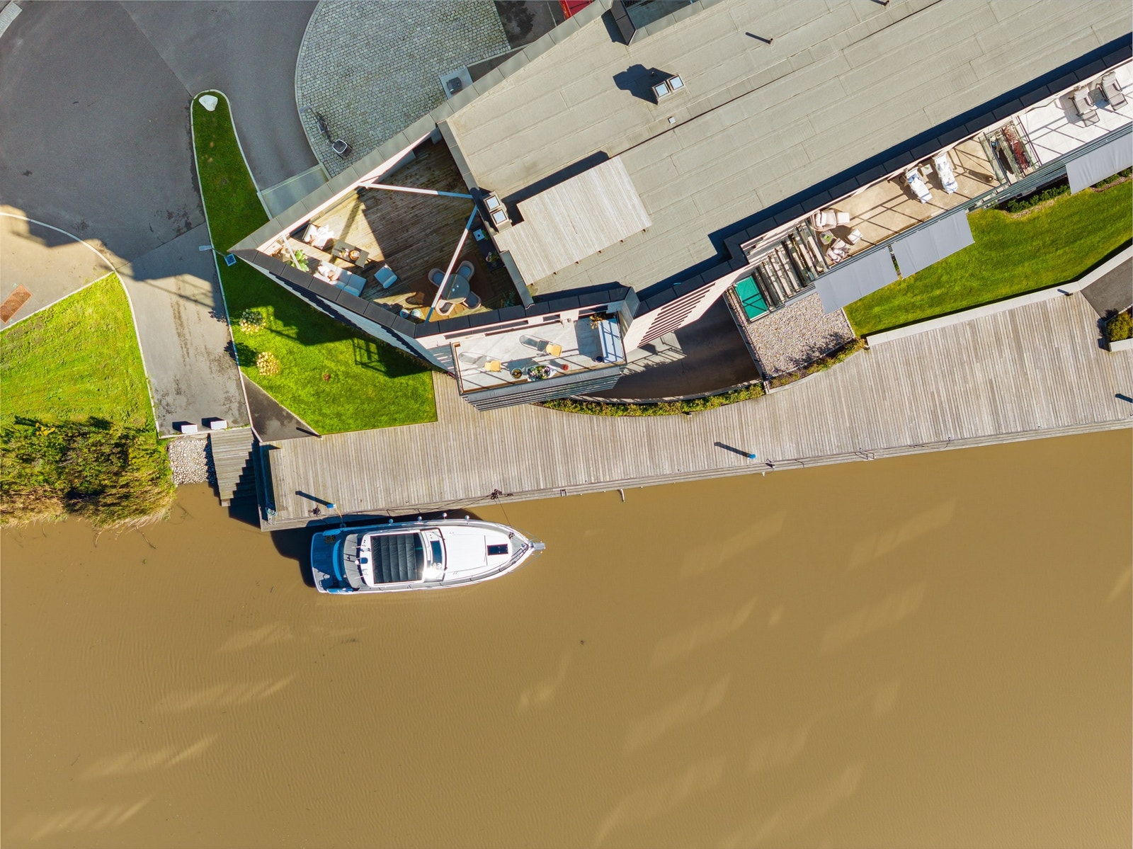 Blant leilighetens mange kvaliteter er eget uteareal på hele 74 kvm., fordelt på den store takaltanen og to balkonger; én på østsiden, én på vestsiden. Galleribilde