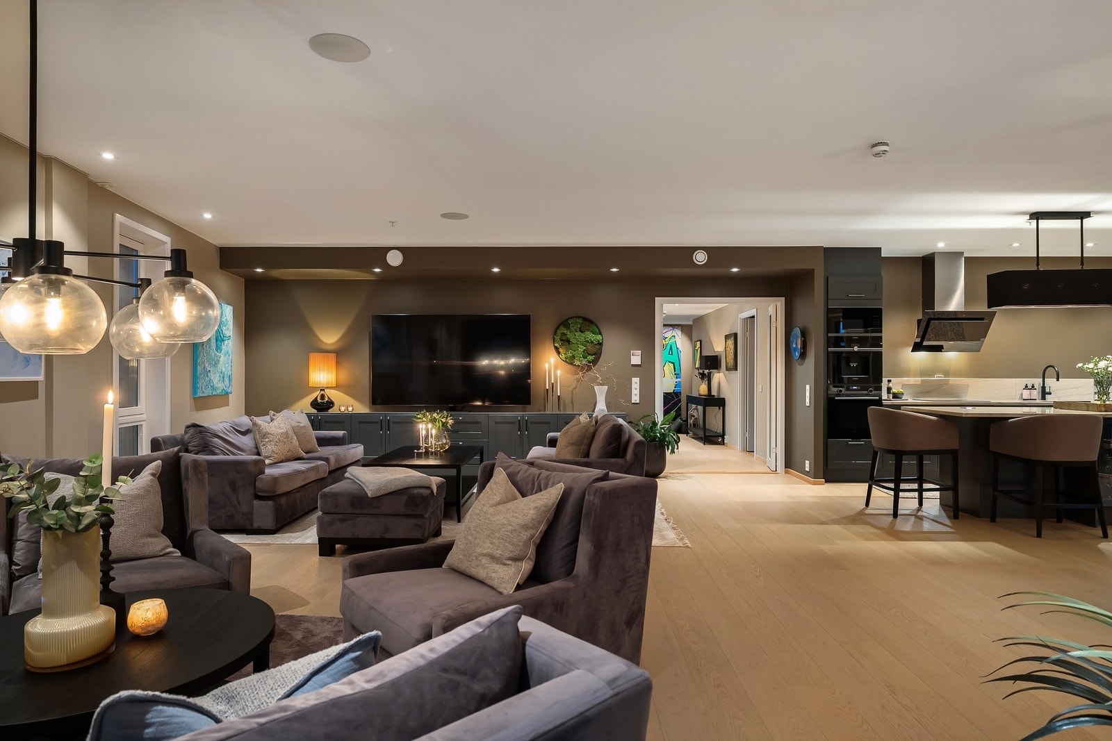 Stuen har integrert lydanlegg med Bowers & Wilkins høyttalere med Sonosstyring. Galleribilde