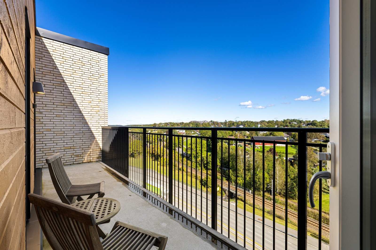 Balkongen på østsiden er solfylt allerede fra soloppgang sommerstid og byr på vid utsikt i samme himmelretning. Galleribilde