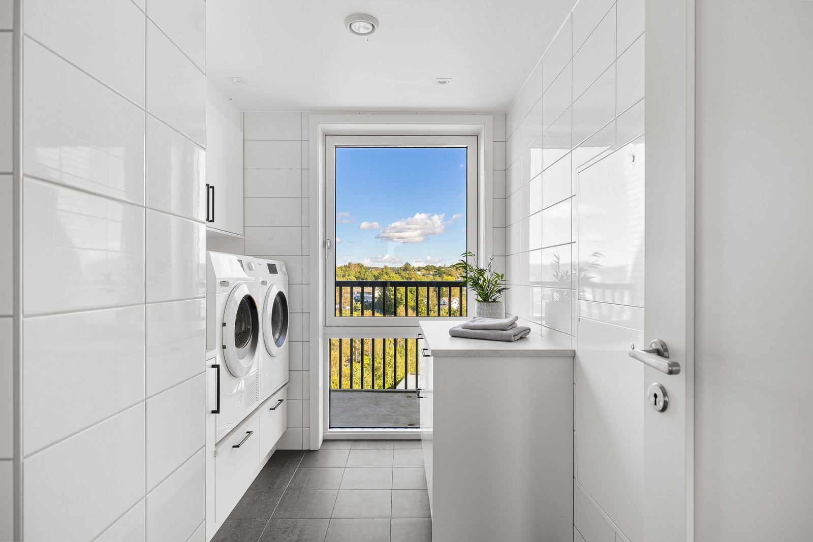 Skreddersydd innredning gjør vaskerommet meget praktisk og tilrettelagt. Galleribilde