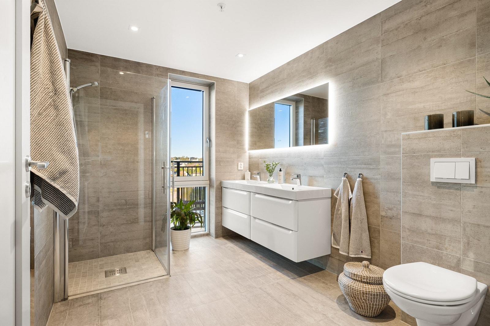 Baderomsmøblene er i likhet med kjøkkenets innredning fra Sigdal. Galleribilde