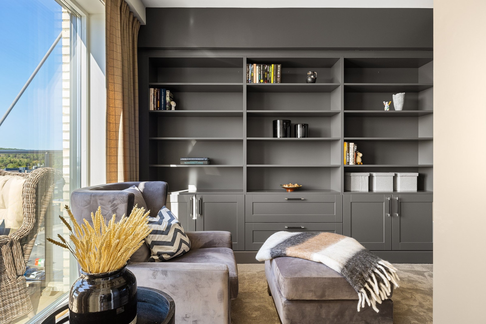 Innredningen har integrert nedfellbar skapseng på høyre side. Galleribilde