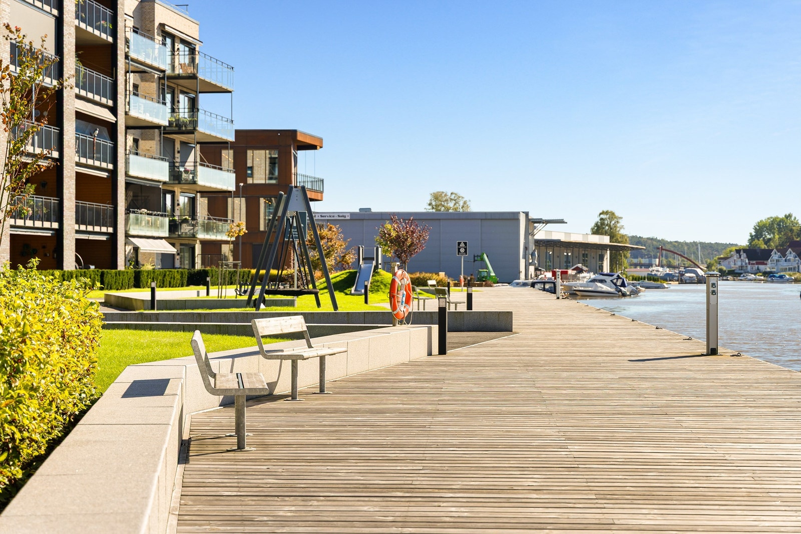 Bryggen er en innbydende samlingsplass for beboerne, med utsyn over elven og velstelte, parkmessige fellesarealer som bakteppe. Galleribilde