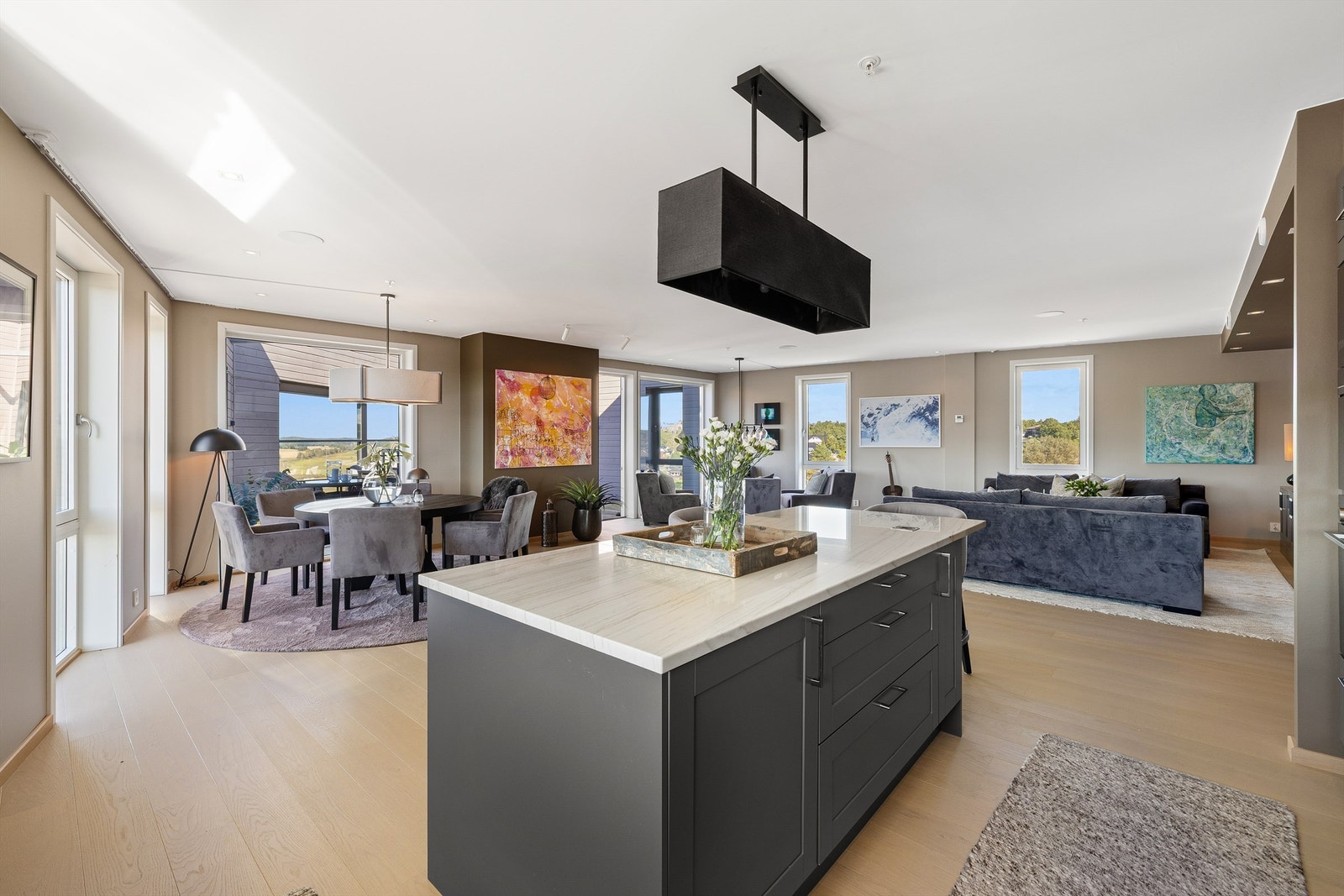 Også på kjøkkenet sees prisverdig utsikt i flere himmelretninger. På dagtid fylles rommet av naturlig lys fra flere vinkler. Galleribilde