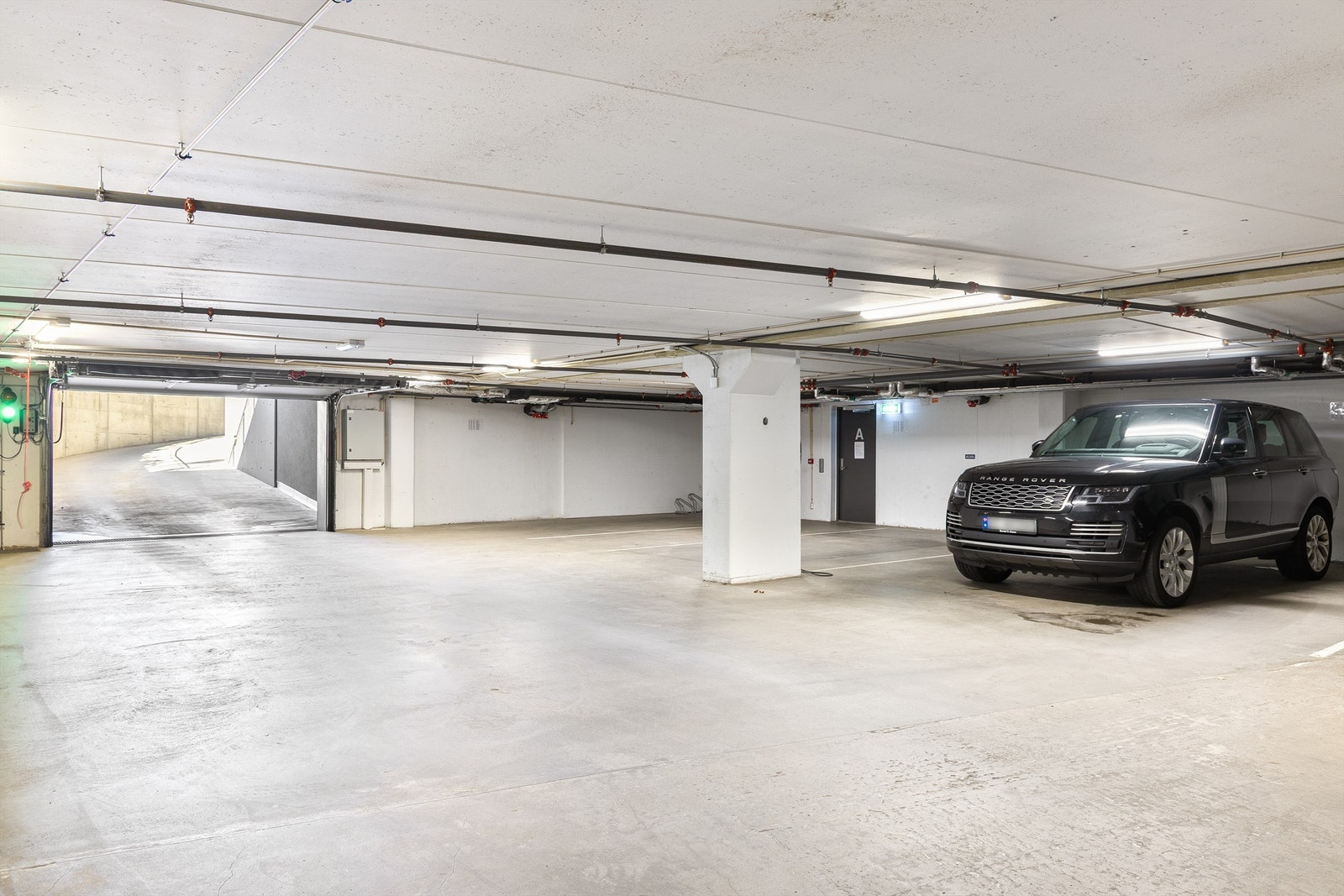 I garasjeanlegget under blokken disponerer leiligheten tre store biloppstillingsplass, like ved trapperommet med heis. Galleribilde