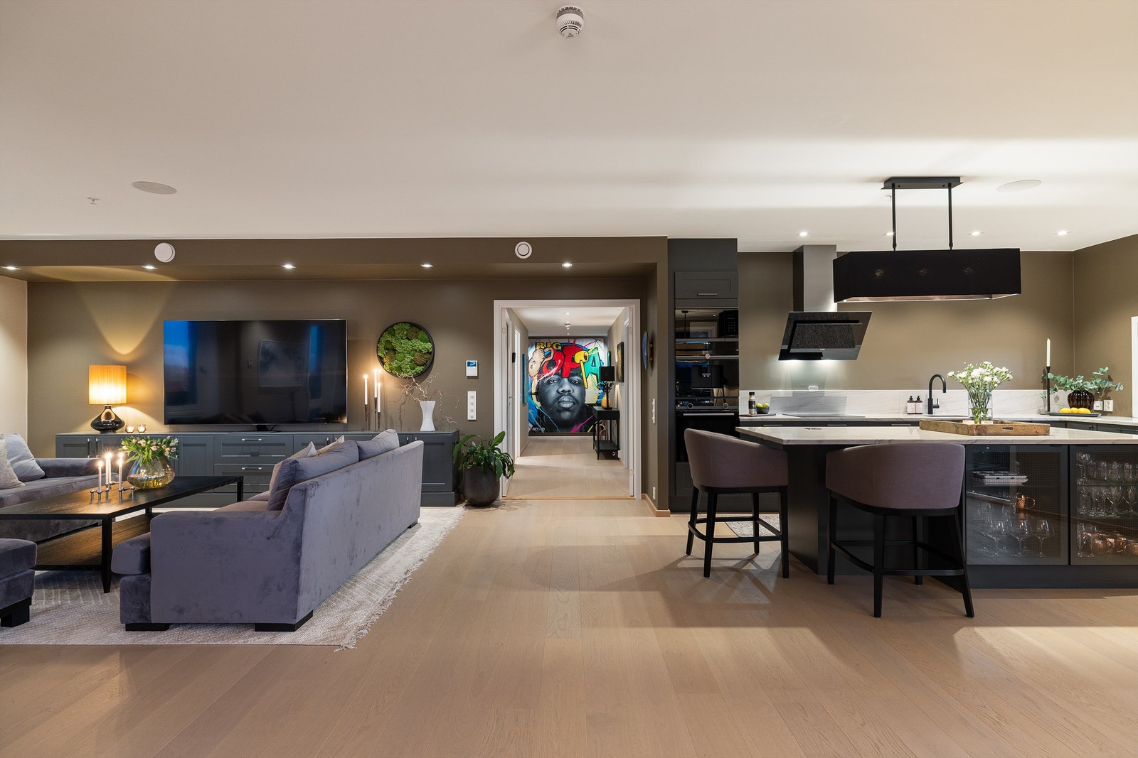 Kjøkkenets barløsning er et like naturlig sted for hverdagens mindre måltider som for en forfriskning før maten om du har middagsgjester på besøk. Galleribilde