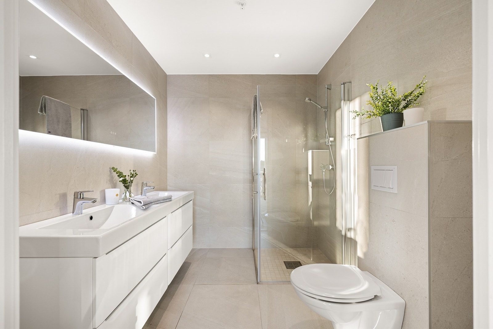 Hovedsoverommets bad er fullt utstyrt. Doble servanter legger til rett for at begge bad kan benyttes av to personer samtidig. Galleribilde