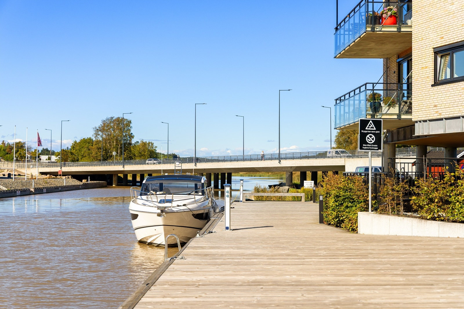 Med 15 m. båtplass foran sameiets brygge er veien kort både til egen båt og videre ut i den vakre skjærgården. Galleribilde