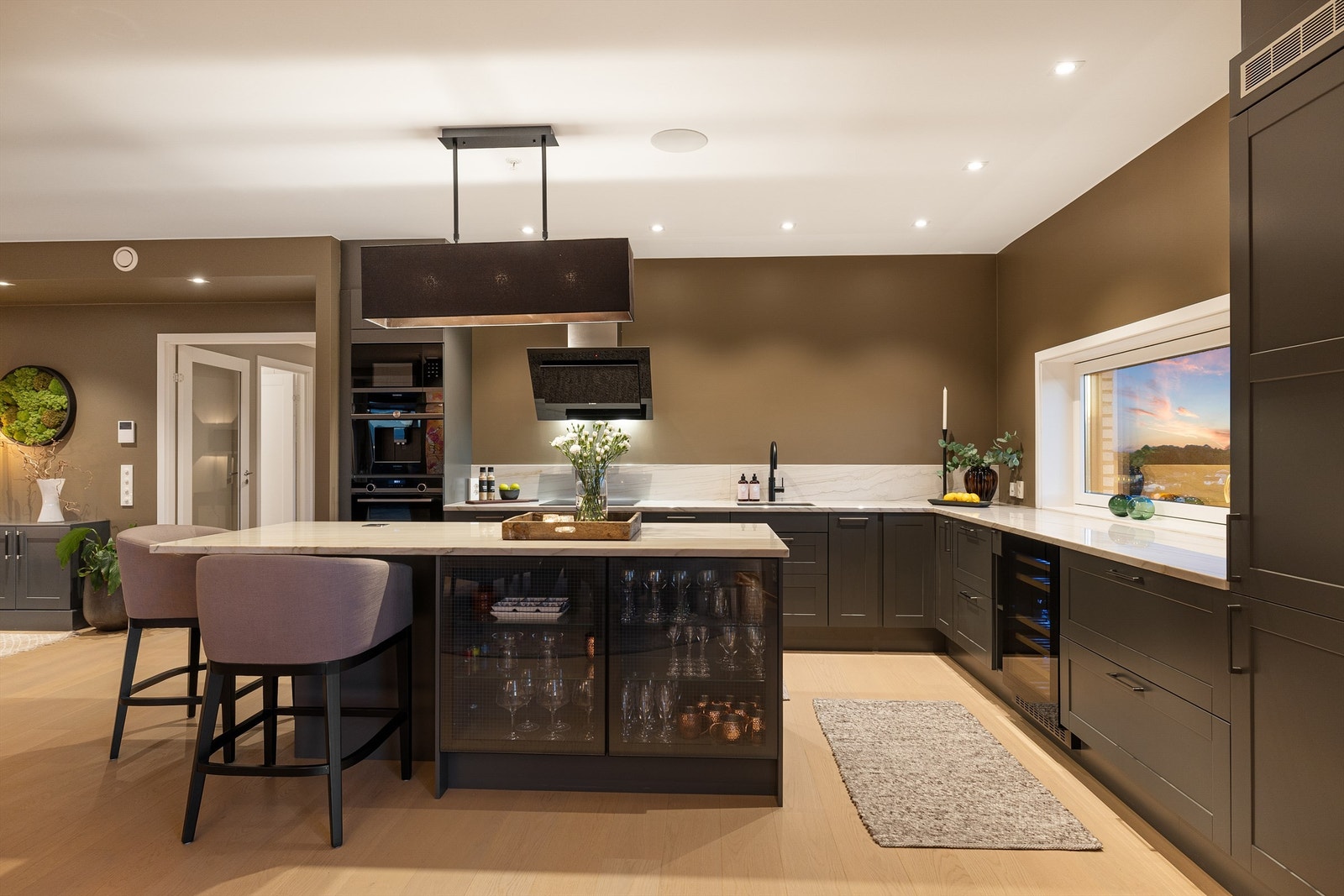 Utenom den rent praktiske funksjonen fyller den lekre kjøkkeninnredningen også rollen som et stort og iøynefallende møbel. Galleribilde