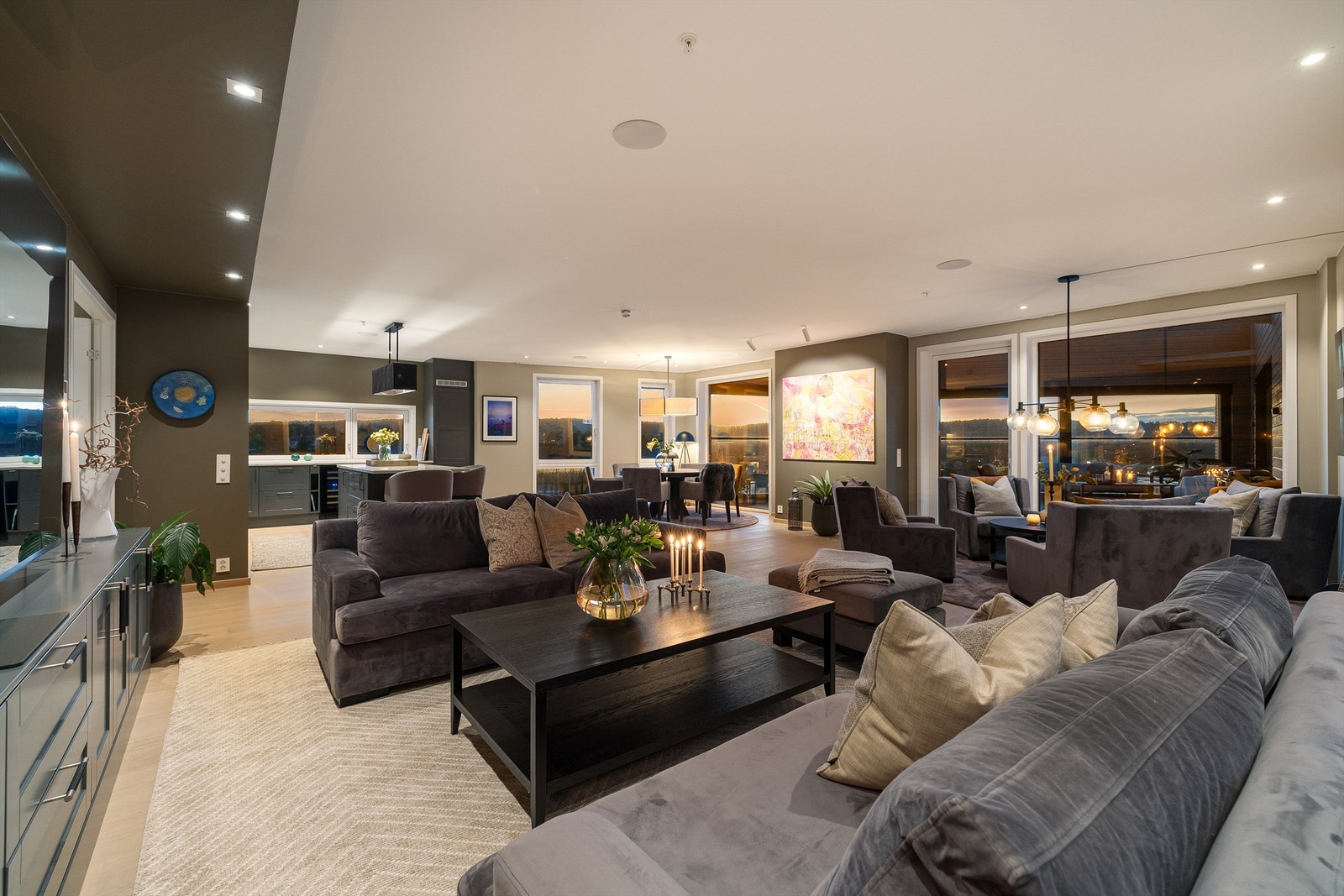 Velkommen inn i en imponerende stue - strategisk plassert i byggets ende med vid utsikt. Galleribilde