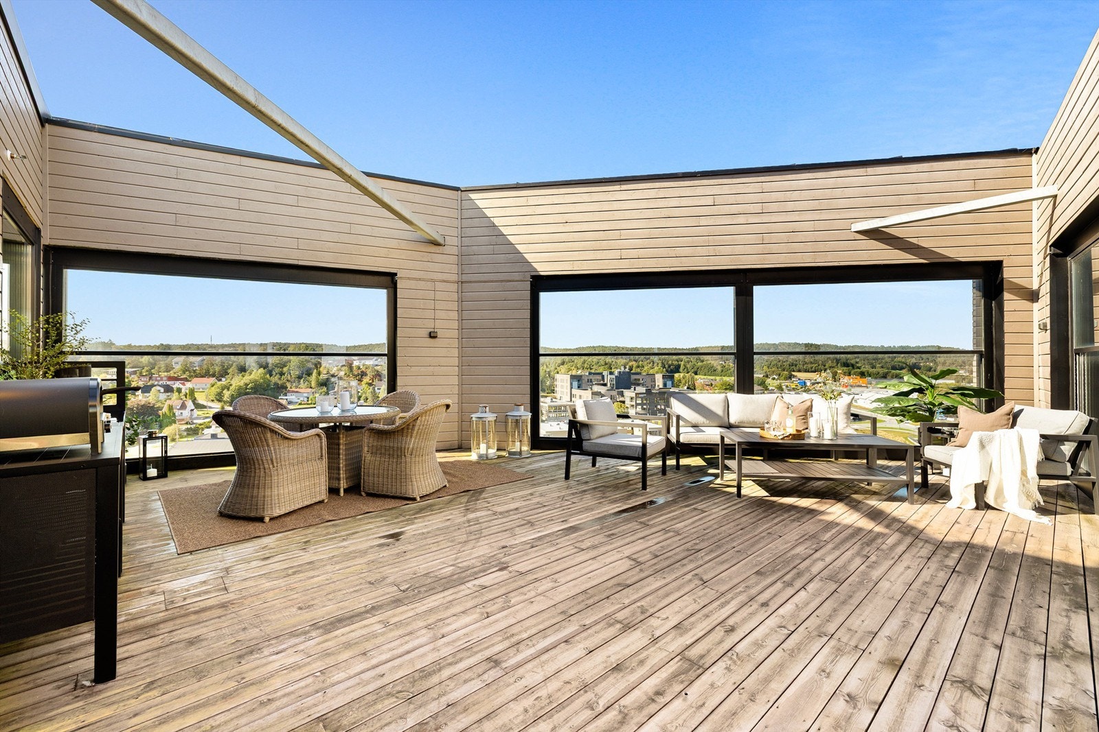 På varme og solrike dager er takaltanen et ideelt sted for sammenkomster under åpen himmel - med god plass og en utsikt som setter stemningen. Galleribilde