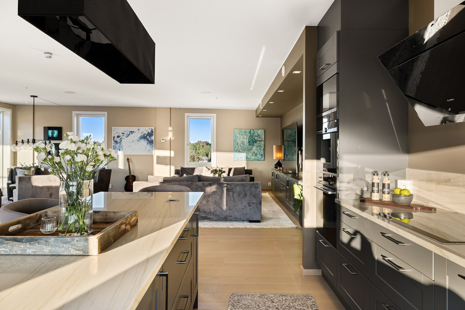 Blant kjøkkenets mange integrerte hvitevarer inngår både kaffemaskin og vinskap. Galleribilde