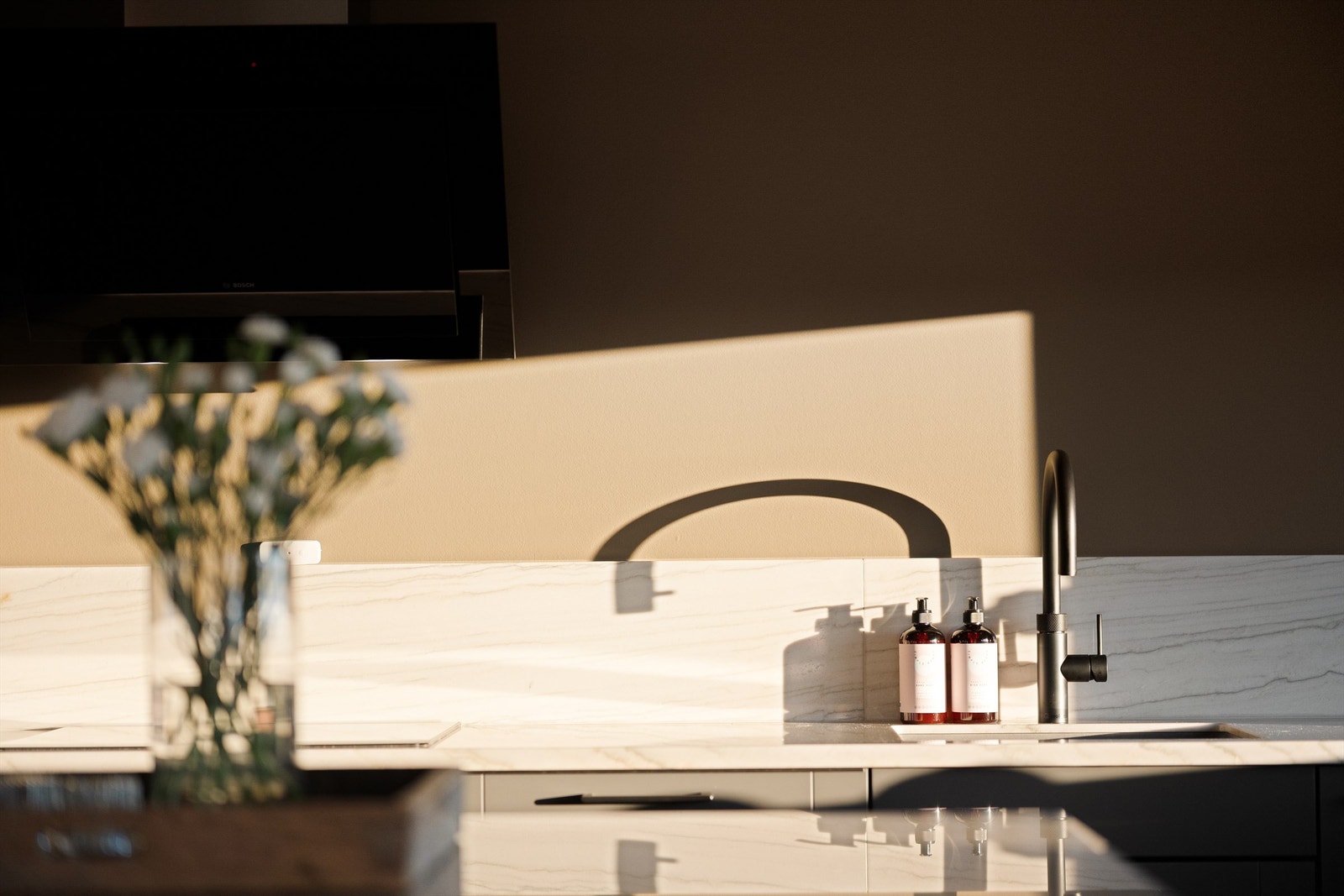 Quooker gir kokende vann rett fra kjøkkenkranen. Vasken er underlimt. Galleribilde