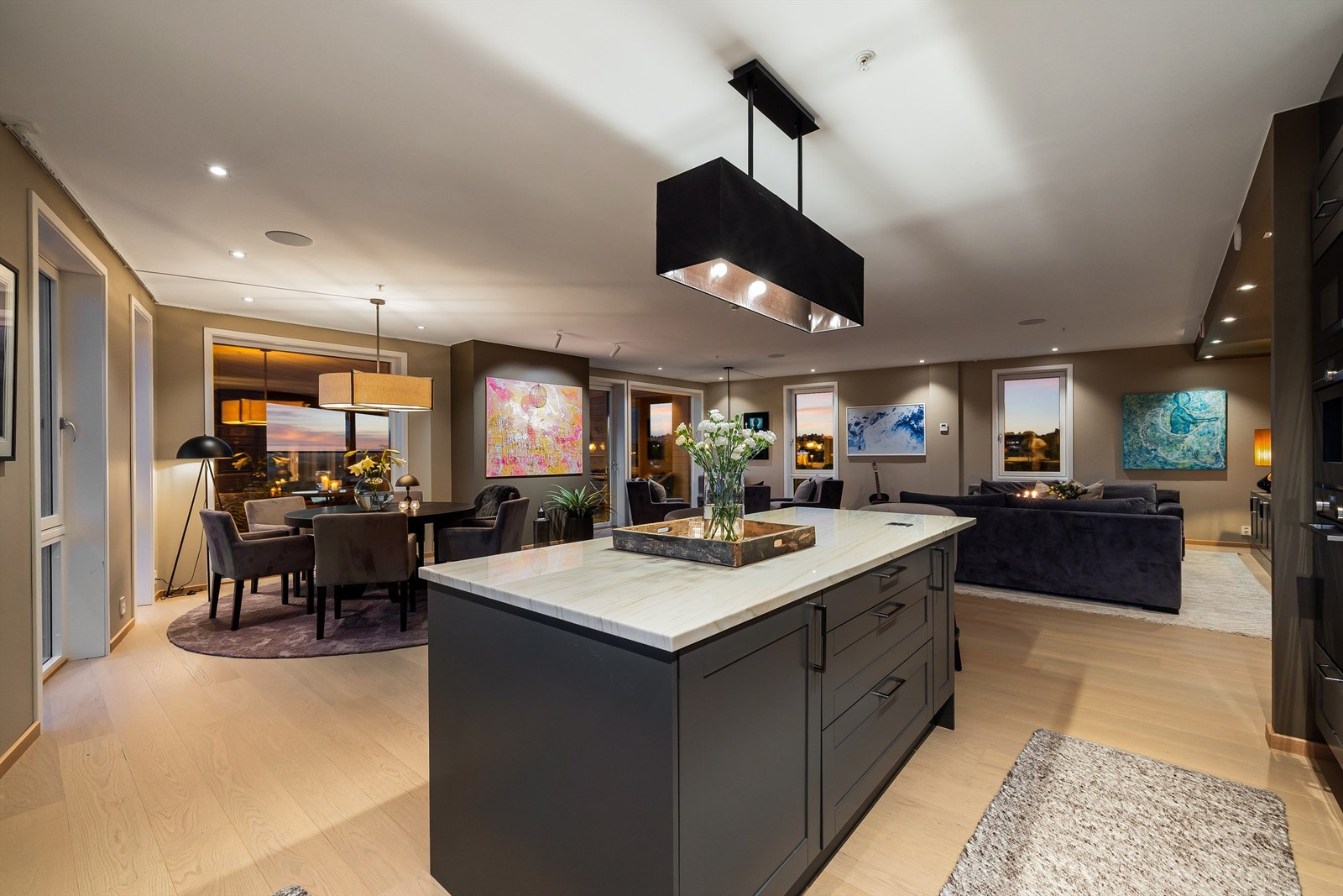 Også på kjøkkenet sees prisverdig utsikt i flere himmelretninger. På dagtid fylles rommet av naturlig lys fra alle yttersider. Galleribilde