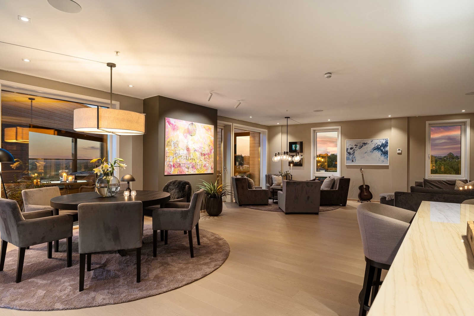 Stuen og kjøkkenet utgjør til sammen en over 75 kvm. stor sosial sone for både hverdagslig opphold og større sammenkomster. Galleribilde