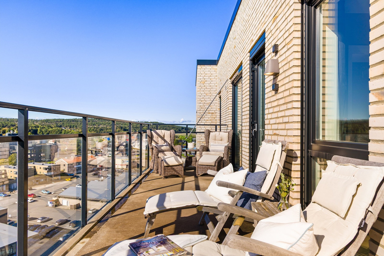 Rekkverk i glass rammer inn den nesten 20 kvm. store balkongen, uten at de gode sol- og utsiktsforholdene forringes. Galleribilde