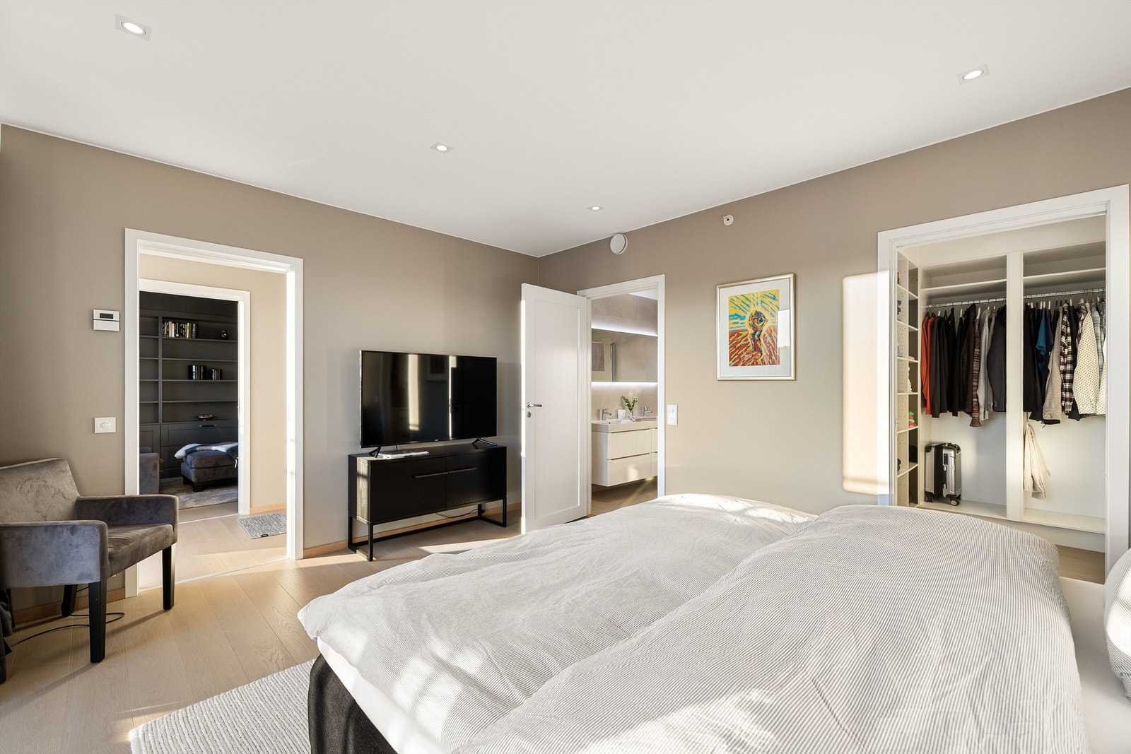 Med både walk-in closet og eget bad er hovedsoverommet benevnelsen master bedroom verdig. Galleribilde